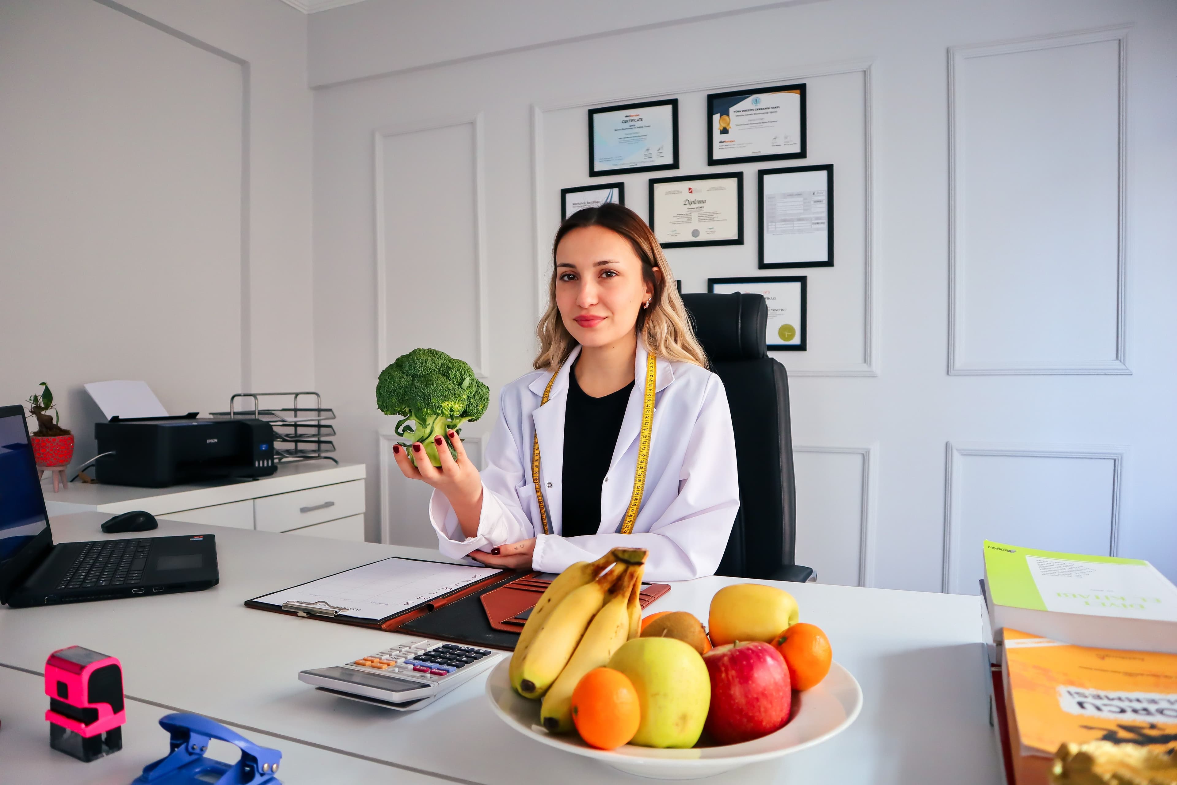 Une nutritionniste préparant des plats sains, prête à transformer ses abonnés en consultations