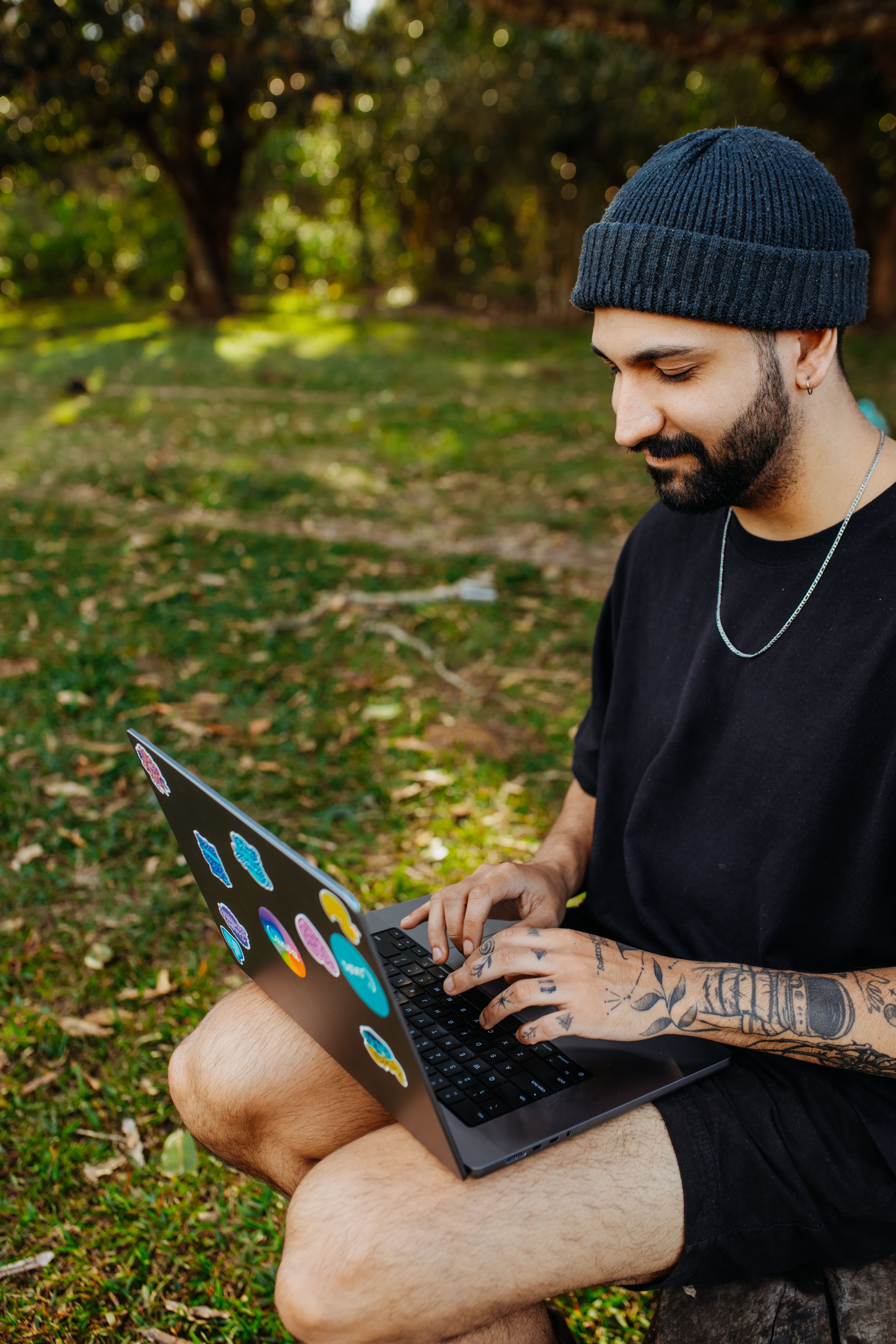 Ein Freelancer am Laptop, der Projekte über einen Bio-Link qualifiziert