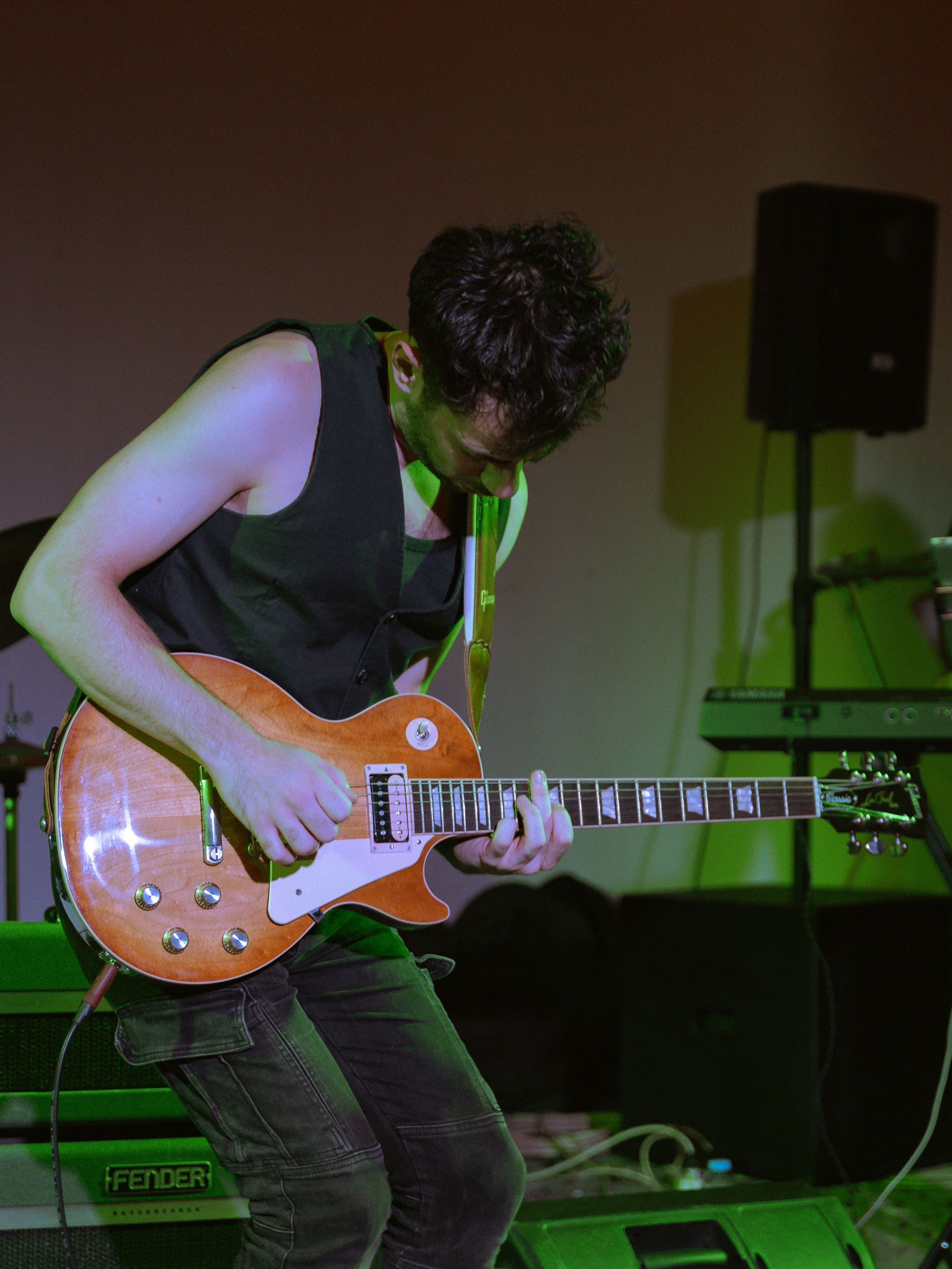 Um músico se apresentando no palco, pronto para alcançar fãs a partir de um link na bio