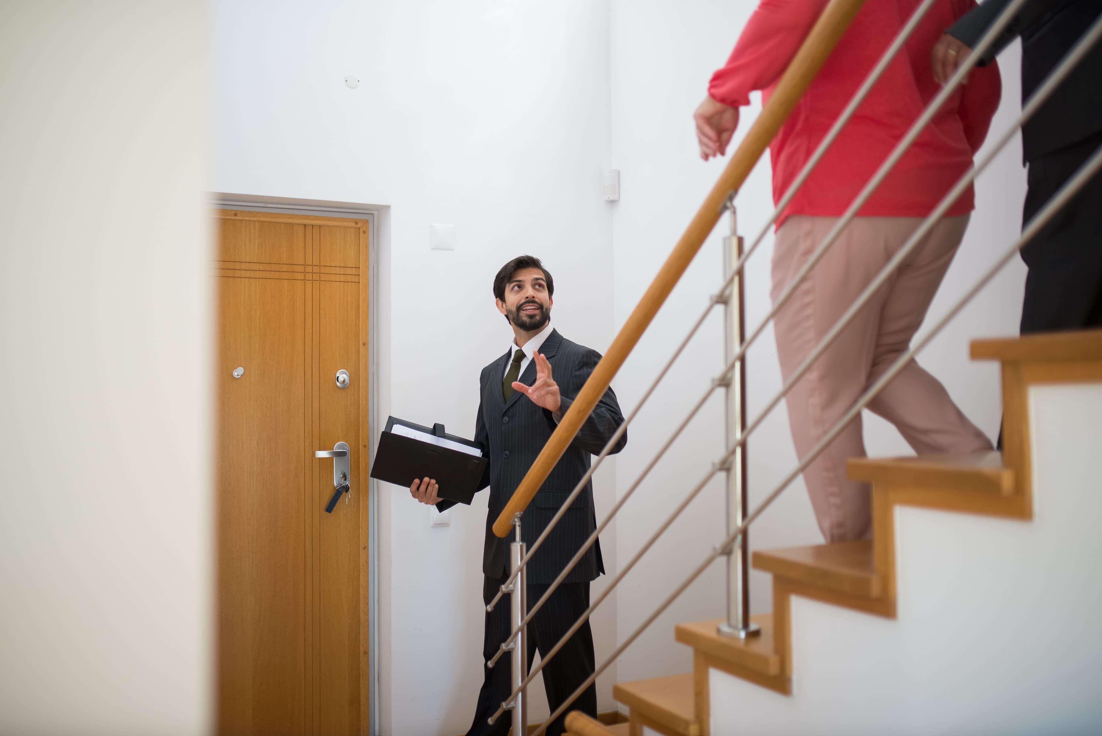 Ein Immobilienmakler zeigt ein Haus, bereit, Käufer und Verkäufer über einen Bio-Link zu leiten