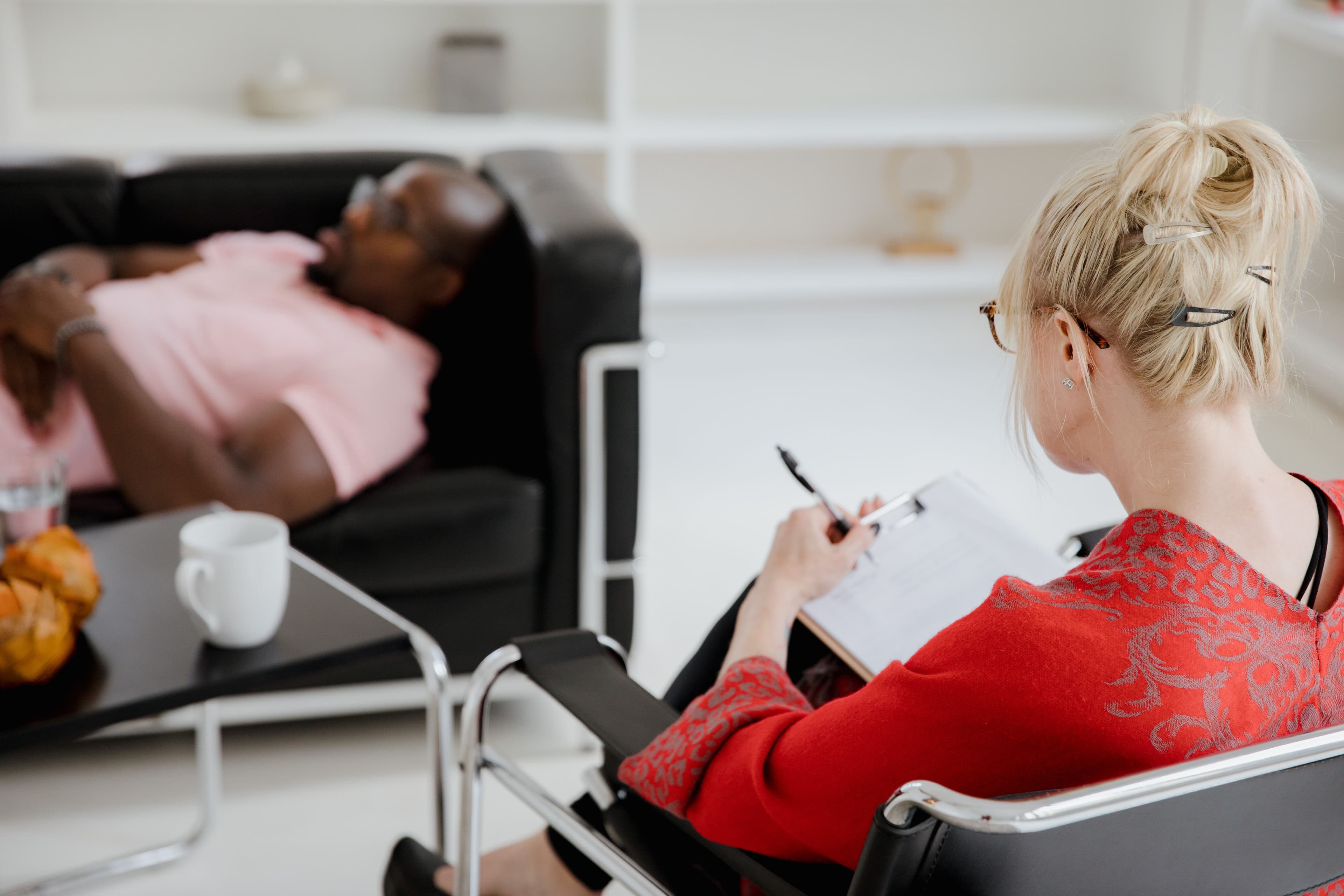 Eine ruhige Therapiesitzung, zu der ein behutsamer Erstkontakt führt